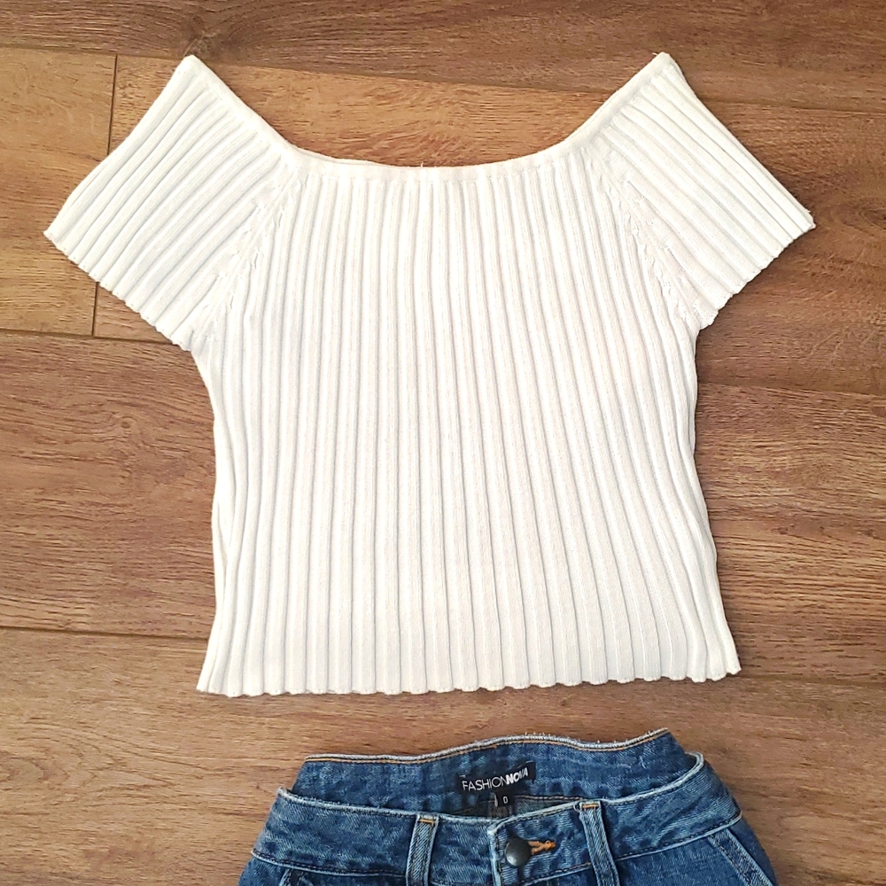 AWESOME- Crop -Ribbed Top.  Stretchy off/on shoulder look.   Size: M/L